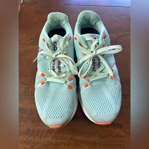 DQ On Running Cloudsurfer running sneakers like